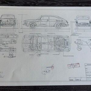 Può includere: Un disegno tecnico in bianco e nero di un Volkswagen Beetle. Il disegno mostra l'auto di lato, di fronte e dall'alto. Il disegno include anche dettagli del motore e delle sospensioni dell'auto. Il disegno è etichettato con il testo "Volkswagen Werke Wolfsburg" e "54PS 1,584 L".