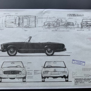 Può includere: Un disegno tecnico in bianco e nero di una Mercedes-Benz 190 SL Roadster. Il disegno mostra l'auto da diverse angolazioni, tra cui una vista laterale, una vista dall'alto e una vista posteriore. Il disegno include anche misure e dettagli sul design dell'auto.