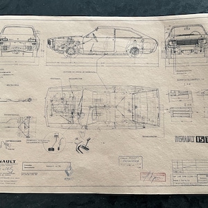 Könnte beinhalten: Ein Vintage-Blaupause eines Renault 15 TS-Autos, das detaillierte Diagramme aus verschiedenen Blickwinkeln zeigt. Die technische Zeichnung befindet sich auf gealtertem Papier und zeigt Abmessungen und mechanische Komponenten. Das Renault-Logo ist sichtbar.