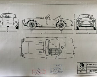 Op de afbeelding: Een zwart-witte lijntekening van een AC Cobra sportwagen uit 1962-1963. De tekening toont de auto vanuit drie verschillende hoeken: voor, zijkant en boven. De tekening bevat afmetingen in inches.