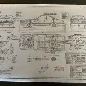 Może przedstawiać: Czarno-biały rysunek techniczny samochodu BMW 635 CSi. Rysunek przedstawia samochód z różnych perspektyw, w tym z przodu, z boku i z tyłu. Rysunek zawiera również szczegóły silnika, zawieszenia i wnętrza samochodu. Rysunek jest opisany w języku niemieckim.