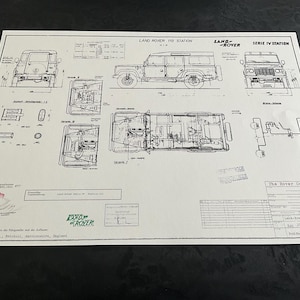 Puede incluir: Un dibujo técnico en blanco y negro de una Land Rover 110 Station Wagon. El dibujo muestra el vehículo desde diferentes ángulos, incluyendo una vista lateral, una vista superior y una vista trasera. El dibujo también incluye detalles del chasis, la suspensión y el motor del vehículo.