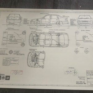 Puede incluir: Un dibujo t&eacute;cnico en blanco y negro de un autom&oacute;vil, que muestra las vistas frontal, lateral y inferior. El dibujo incluye detalles de la suspensi&oacute;n, los frenos y otros componentes del autom&oacute;vil. El dibujo est&aacute; etiquetado como "Adam Opel AG, R&uuml;sselsheim, BRD" y "General Motors".