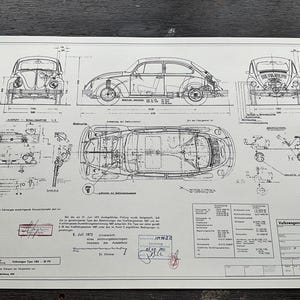 Puede incluir: Un dibujo técnico en blanco y negro de un Volkswagen Escarabajo, que muestra el coche desde diferentes ángulos. El dibujo incluye medidas y detalles sobre el diseño del coche. El dibujo está fechado el 8 de julio de 1972 e incluye el texto "Volkswagen Type 1303, Zahl 183.997.120/20-72, Prüf-Nr. 7200073".
