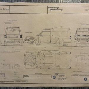 Può includere: Un disegno tecnico in bianco e nero di un veicolo Matra X 3012. Il disegno mostra il veicolo da diverse angolazioni, tra cui le viste frontale, laterale e dall'alto. Il disegno include anche dimensioni e altre specifiche tecniche.