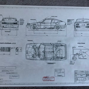 Può includere: Un disegno tecnico di un'auto, che mostra le viste frontale, laterale e superiore. Il disegno include misure dettagliate ed etichette per vari componenti, come il motore, i freni e le sospensioni. Il disegno è intitolato "Ansaugt-Schalldämpfer M 7.1.E" e "Brems-Schema".