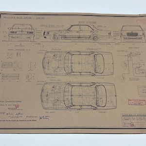 Può includere: Un progetto in carta marrone di una Mercedes-Benz 280SE, numero di modello 126022. Il progetto include una vista laterale, una vista dall'alto e diagrammi dettagliati dei componenti dell'auto. Il testo "Mercedes-Benz W 126 003 580 SE 126022" è stampato nell'angolo in basso a destra.