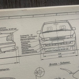 Puede incluir: Un dibujo en blanco y negro de un coche con medidas para un aler&oacute;n delantero y trasero. El texto "wahlweise Heckspoiler 90 397 426" y "wahlweise Frontspoiler 90 397 334" est&aacute; incluido en la imagen.