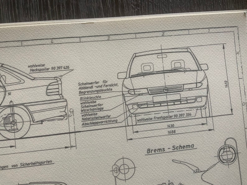 Puede incluir: Un dibujo en blanco y negro de un coche con medidas para un aler&oacute;n delantero y trasero. El texto "wahlweise Heckspoiler 90 397 426" y "wahlweise Frontspoiler 90 397 334" est&aacute; incluido en la imagen.
