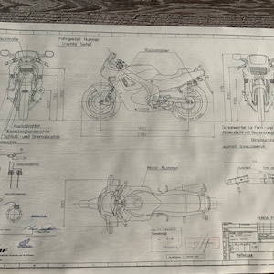Könnte beinhalten: Technische Zeichnung eines Honda CBR 500F Motorrads mit detaillierten Maßen und Spezifikationen. Die Zeichnung umfasst Seiten-, Front- und Oberansichten des Motorrads sowie Nahaufnahmen der Scheinwerfer, Rücklichter und anderer Komponenten.