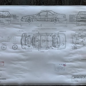 Könnte beinhalten: Eine detaillierte technische Zeichnung eines Mercedes-Benz 500 SEC, die verschiedene Ansichten des Fahrzeugdesigns zeigt, einschließlich Seiten-, Front- und Draufsichten. Die Zeichnung enthält Maße und Schemata, sowie Text und Anmerkungen.