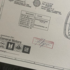 Puede incluir: Un dibujo en blanco y negro de un motor de coche con el texto "General Motors" y los logotipos de Opel, Isuzu, Lotus y GM.