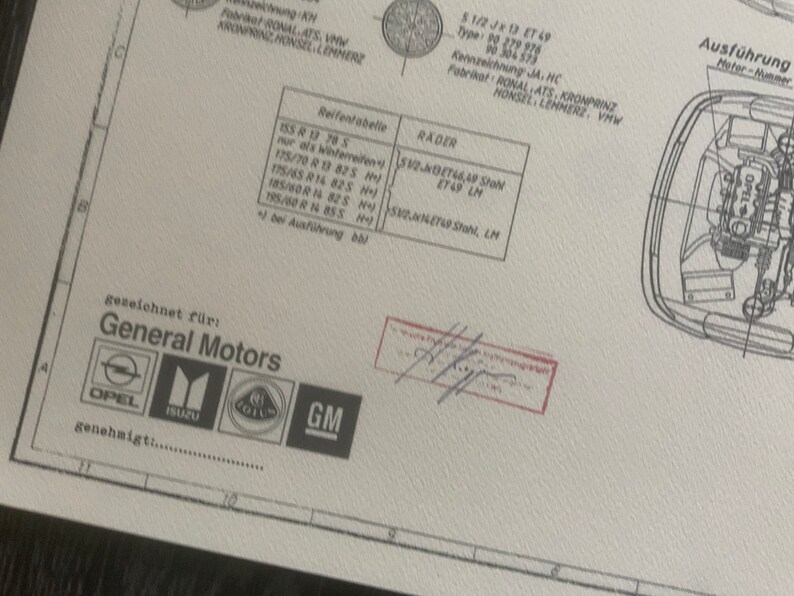 Puede incluir: Un dibujo en blanco y negro de un motor de coche con el texto "General Motors" y los logotipos de Opel, Isuzu, Lotus y GM.