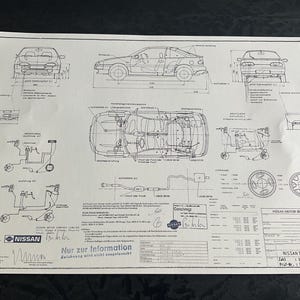Op de afbeelding: Een technische blauwdruk van een Nissan 100 NX-B13, met gedetailleerde tekeningen en afmetingen. Het document toont verschillende aanzichten van de auto en zijn componenten. De tekst "Nur zur Information" is zichtbaar.