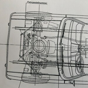 Puede incluir: Un dibujo en blanco y negro de l&iacute;nea del compartimento del motor de un autom&oacute;vil. El dibujo muestra el motor, la transmisi&oacute;n y otros componentes. El texto "Fahrgestellnummer" es visible en la parte superior de la imagen.