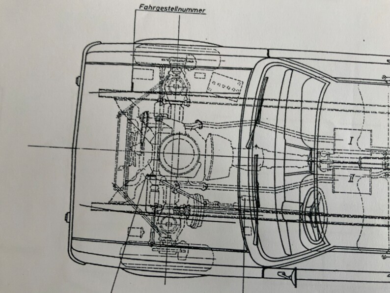 Puede incluir: Un dibujo en blanco y negro de l&iacute;nea del compartimento del motor de un autom&oacute;vil. El dibujo muestra el motor, la transmisi&oacute;n y otros componentes. El texto "Fahrgestellnummer" es visible en la parte superior de la imagen.