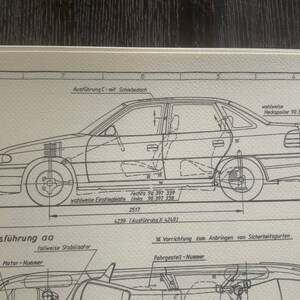 Puede incluir: Un dibujo en blanco y negro de una l&iacute;nea de un coche con varias partes etiquetadas. El coche es una berlina con un port&oacute;n trasero. El dibujo incluye detalles como las dimensiones del coche, las caracter&iacute;sticas opcionales y las piezas como los faros, los pilotos traseros y los limpiaparabrisas.