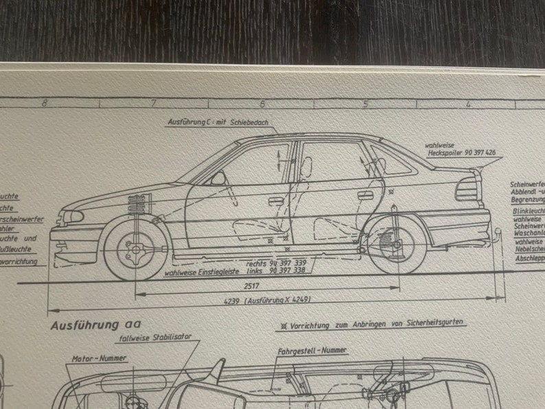 Puede incluir: Un dibujo en blanco y negro de una l&iacute;nea de un coche con varias partes etiquetadas. El coche es una berlina con un port&oacute;n trasero. El dibujo incluye detalles como las dimensiones del coche, las caracter&iacute;sticas opcionales y las piezas como los faros, los pilotos traseros y los limpiaparabrisas.