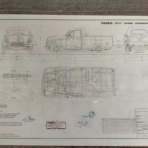 Könnte beinhalten: Eine Schwarzweiß-Zeichnung eines Morris Minor Pick-up-Trucks. Die Zeichnung zeigt den LKW von vorne, von der Seite und von oben. Die Zeichnung enthält Abmessungen in Zoll. Die Zeichnung ist mit "Morris Minor Offener Lieferwagen" betitelt und datiert September 1951.