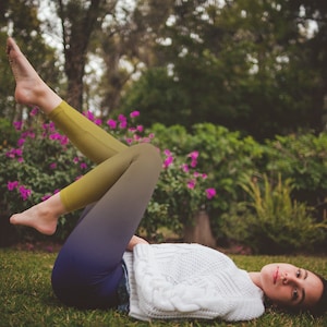 Women&#39;s Purple to Gold Gradient Casual Leggings
