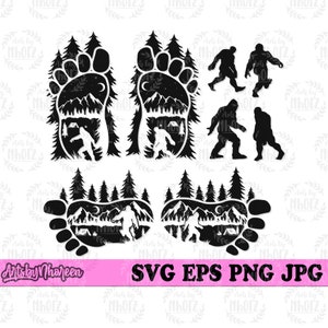 Op de afbeelding: Zwart-wit silhouetontwerp van twee grote voetafdrukken met een bergketen, bomen en een kampvuur in elke voetafdruk. Er zijn ook kleinere silhouetten van Bigfoot-figuren die door het bos lopen.
