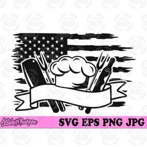 Può includere: Illustrazione in bianco e nero di un cappello da chef, un coltello, una forchetta e una spatola davanti a una bandiera americana in difficoltà. Il testo "SVG EPS PNG JPG" è sotto l'immagine.