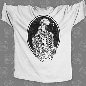 Puede incluir: Ilustraci&oacute;n en blanco y negro de dos esqueletos abraz&aacute;ndose dentro de un c&iacute;rculo. Los esqueletos est&aacute;n rodeados de un dise&ntilde;o floral con tres rosas.