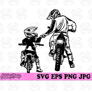 Peut inclure: Silhouette noire et blanche de deux personnes conduisant des motos tout-terrain. La personne à l'avant tend la main à la personne derrière elle.