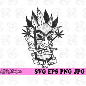 Könnte beinhalten: Schwarz-weiß-Linienzeichnung eines Tiki-Kopfes mit einem Marihuana-Blatt im Mund und einem Marihuana-Blatt an seiner Halskette. Der Tiki-Kopf trägt einen Kopfschmuck aus Federn.