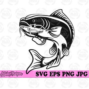 Può includere: Illustrazione in bianco e nero di un pesce gatto. Il pesce è raffigurato in una posa dinamica, con il corpo curvo e le pinne estese. L'immagine include il testo "SVG EPS PNG JPG" e "Artsby Nhoreen".