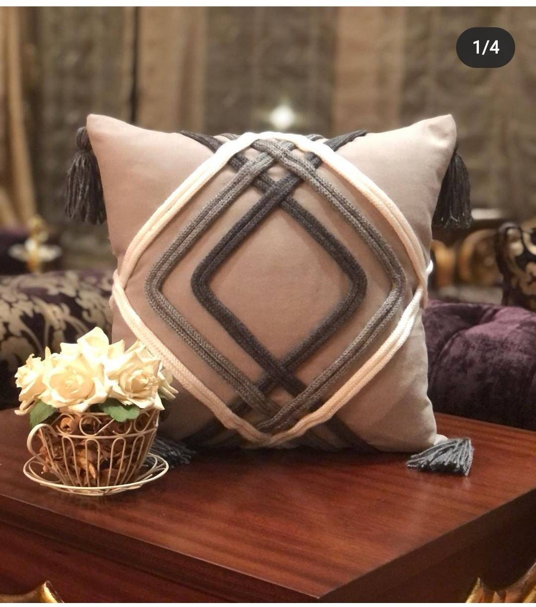 Housse de Coussin Artisanal. Le Cordon Est Fabriqué à La Main et Cousu sur Le Main. Figure Design. P