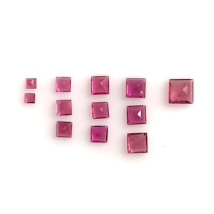 Puede incluir: Surtido de piedras preciosas cuadradas de color rosa de varios tamaños.