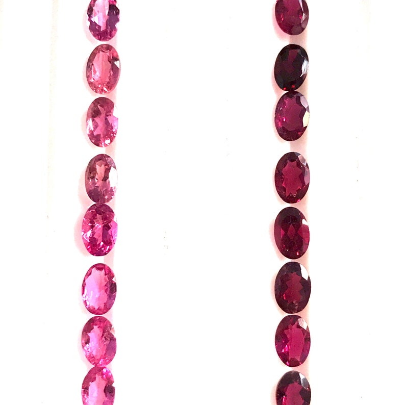 K&ouml;nnte beinhalten: Zwei Reihen ovaler Edelsteine, eine Reihe ist rosa und die andere rot.