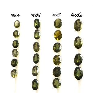 Puede incluir: Un conjunto de 18 piedras preciosas verdes de forma ovalada dispuestas en tres filas de seis. Las filas están etiquetadas como 3x4, 3x5 y 4x6.