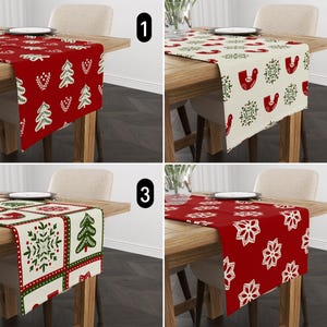 Può includere: Quattro diversi runner da tavola natalizi con vari disegni festivi. I runner sono rossi e bianchi con accenti verdi. I disegni includono alberi di Natale, uccelli, fiocchi di neve e un motivo a patchwork.