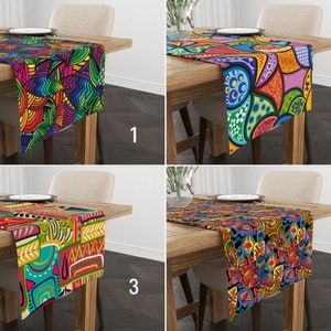 Peut inclure: Quatre chemins de table colorés avec des motifs géométriques. Chaque chemin de table est présenté sur une table en bois avec une chaise. Les chemins de table sont dans différentes combinaisons de couleurs, y compris le rouge, le bleu, le vert, le jaune et l'orange.