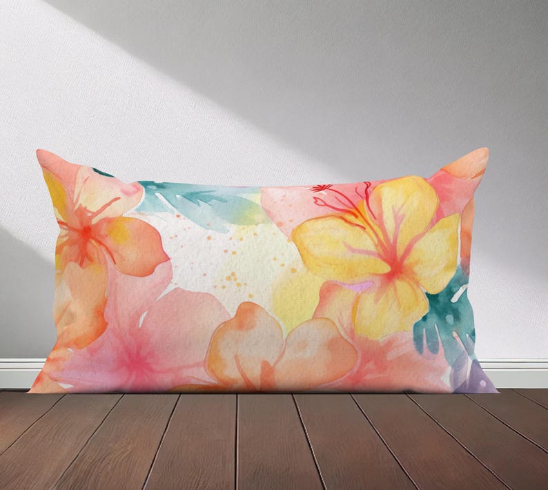 Peut inclure: Un coussin rectangulaire avec un motif floral aquarelle. Le coussin pr&eacute;sente des fleurs roses, jaunes et vertes sur un fond blanc.