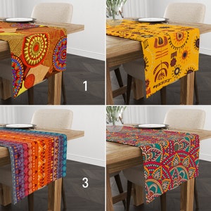 Könnte beinhalten: Vier Tischläufer mit verschiedenen bunten geometrischen Mustern. Die Läufer liegen auf Holztischen mit einem Teller und einer Gabel auf jedem Tisch. Die Zahlen 1, 2, 3 und 4 befinden sich in der unteren rechten Ecke jedes Bildes.