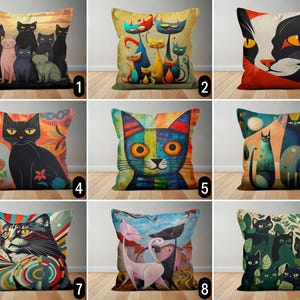 Könnte beinhalten: Neun verschiedene Kissen-Designs mit bunten und abstrakten Katzenillustrationen. Die Kissen sind alle quadratisch und haben eine Vielzahl von Farben und Mustern.