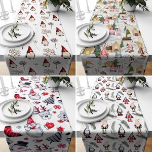 Può includere: Quattro runner da tavolo con diversi design festivi. Ogni runner presenta uno sfondo bianco con illustrazioni colorate di gnomi, case e altre immagini a tema invernale.