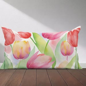 Peut inclure: Un coussin d&eacute;coratif avec un motif aquarelle de tulipes roses et jaunes sur fond blanc.