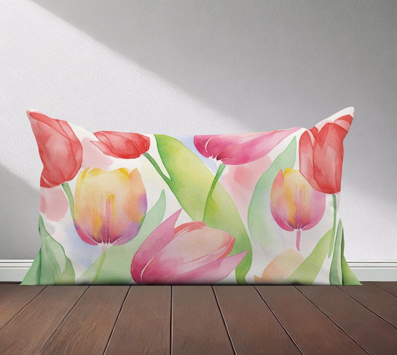 Peut inclure: Un coussin d&eacute;coratif avec un motif aquarelle de tulipes roses et jaunes sur fond blanc.
