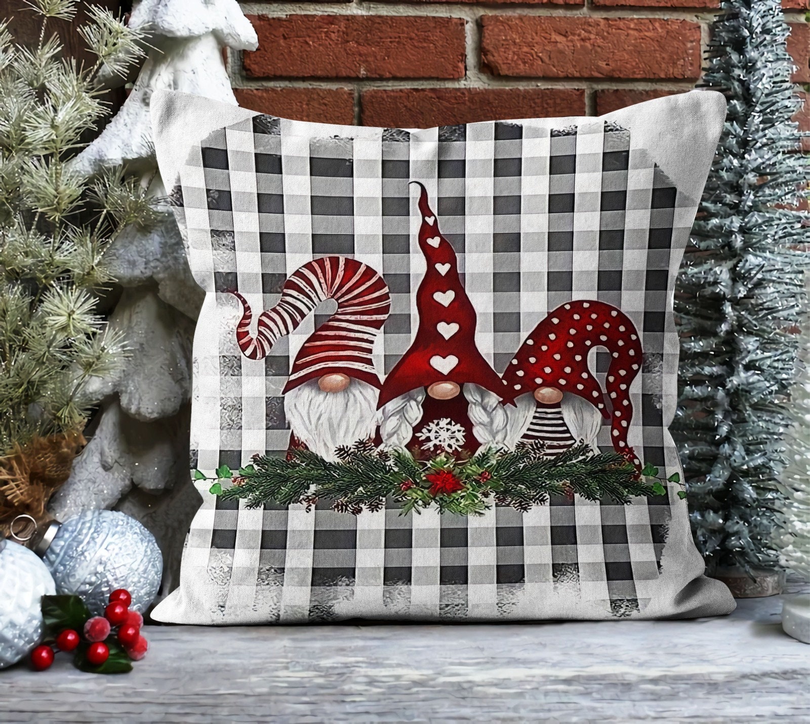 Federa Decorativa Per Cuscino 45x45 Cm - Scritta Merry Xmas, Gnomi Rossi, Bacca E Quadri Bianco E Nero - Natale, Inverno, Cotone E Lino