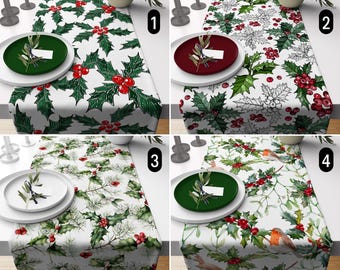 Könnte beinhalten: Vier verschiedene Designs von Weihnachtstischläufern mit Stechpalme und Beeren. Die Läufer sind weiß mit grünen und roten Akzenten. Die Designs umfassen einen Aquarellstil, einen Strichzeichnungsstil und einen realistischeren Stil.