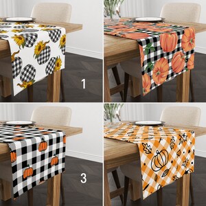 Op de afbeelding: Vier tafellopers met herfstthema's worden gepresenteerd op houten tafels. De ontwerpen omvatten zonnebloemen, pompoenen en herfstbladeren. De lopers hebben patronen zoals buffelruit en vichy in verschillende kleuren, waaronder zwart, wit en oranje.