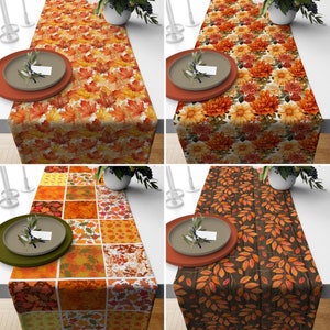 Può includere: Quattro diversi runner da tavolo con motivi autunnali. I runner sono realizzati in tessuto e presentano vari motivi, tra cui foglie, fiori e forme geometriche. I colori sono caldi e invitanti, con sfumature di arancione, marrone, giallo e rosso.
