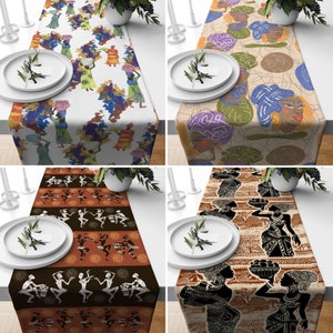 Może przedstawiać: Cztery różne bieżniki stołowe z różnymi kolorowymi wzorami. Wzory obejmują abstrakcyjne projekty, kształty geometryczne i stylizowane figury. Bieżniki stołowe są wykonane z tkaniny i mają gładką fakturę.