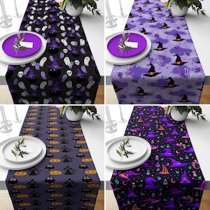 Può includere: Quattro diversi runner da tavolo per Halloween con vari disegni. Il primo runner presenta gatti neri, zucche e pipistrelli su uno sfondo viola. Il secondo runner presenta cappelli da strega, ragni e ragnatele su uno sfondo viola. Il terzo runner presenta gatti neri, zucche e pipistrelli su uno sfondo viola. Il quarto runner presenta cappelli da strega, ragni e ragnatele su uno sfondo viola.