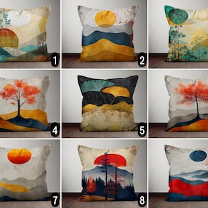 Peut inclure: Dix modèles de coussins différents avec des motifs abstraits représentant des scènes de nature, notamment des arbres, des montagnes et un soleil. Les coussins sont tous rectangulaires et ont un fond beige.