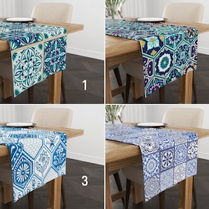 Peut inclure: Quatre chemins de table avec un motif géométrique bleu et blanc. Les chemins de table sont présentés sur des tables en bois avec des chaises. Les chemins de table sont numérotés de 1 à 4.